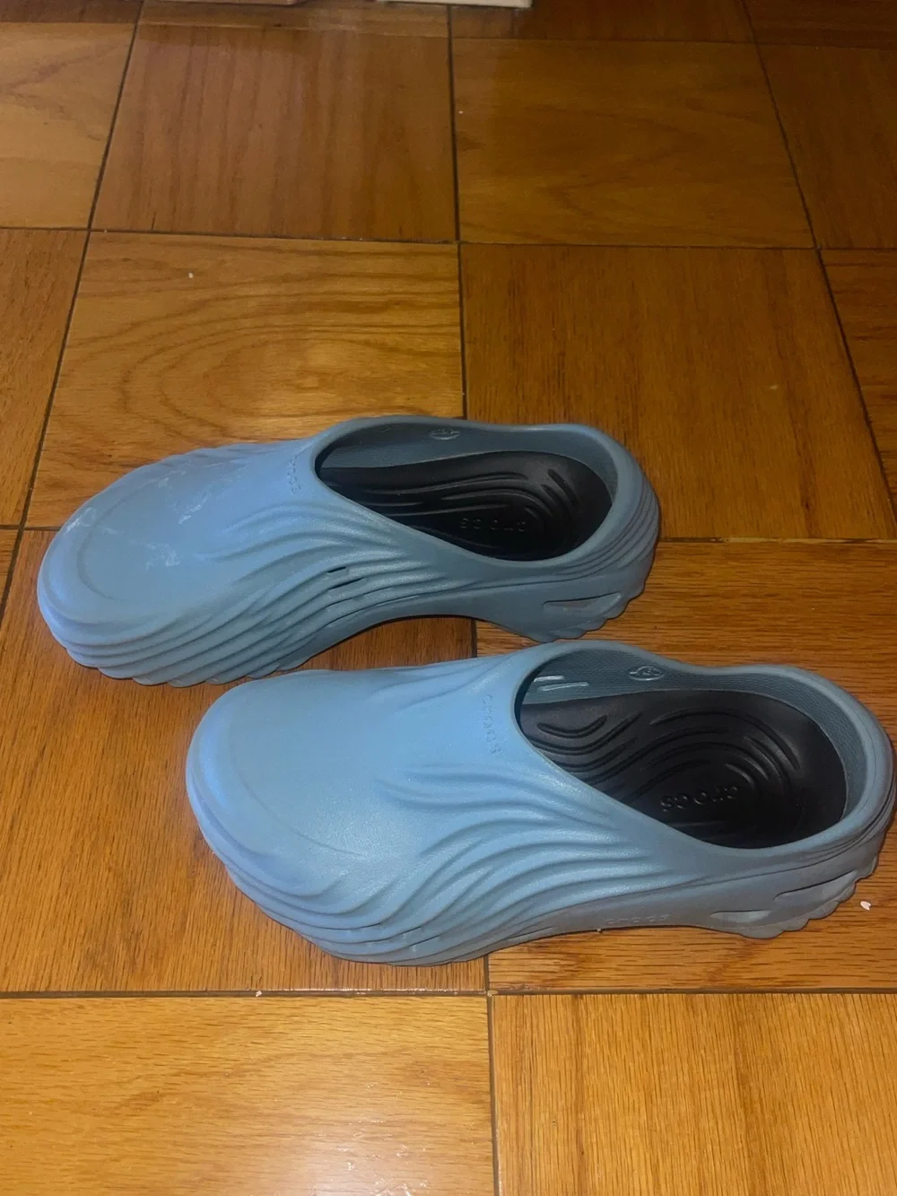 CROCS Echo Wave Clogs in Teal size: Men’s 7.5/Women’s 9